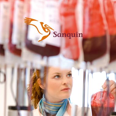 Sanquin gaat met Quality contacts samenwerken, een medewerker checkt bloed
